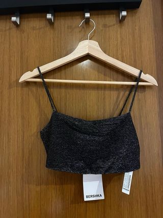 Top brillante con etiqueta
