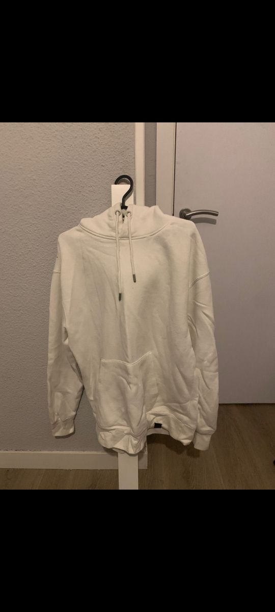Sudadera blanca con capucha