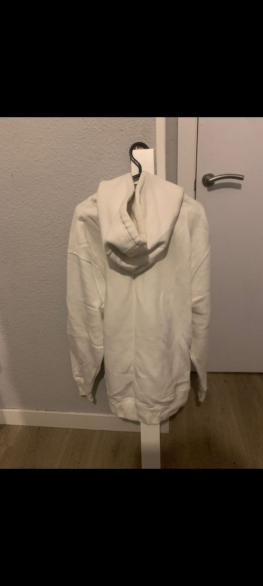 Sudadera blanca con capucha