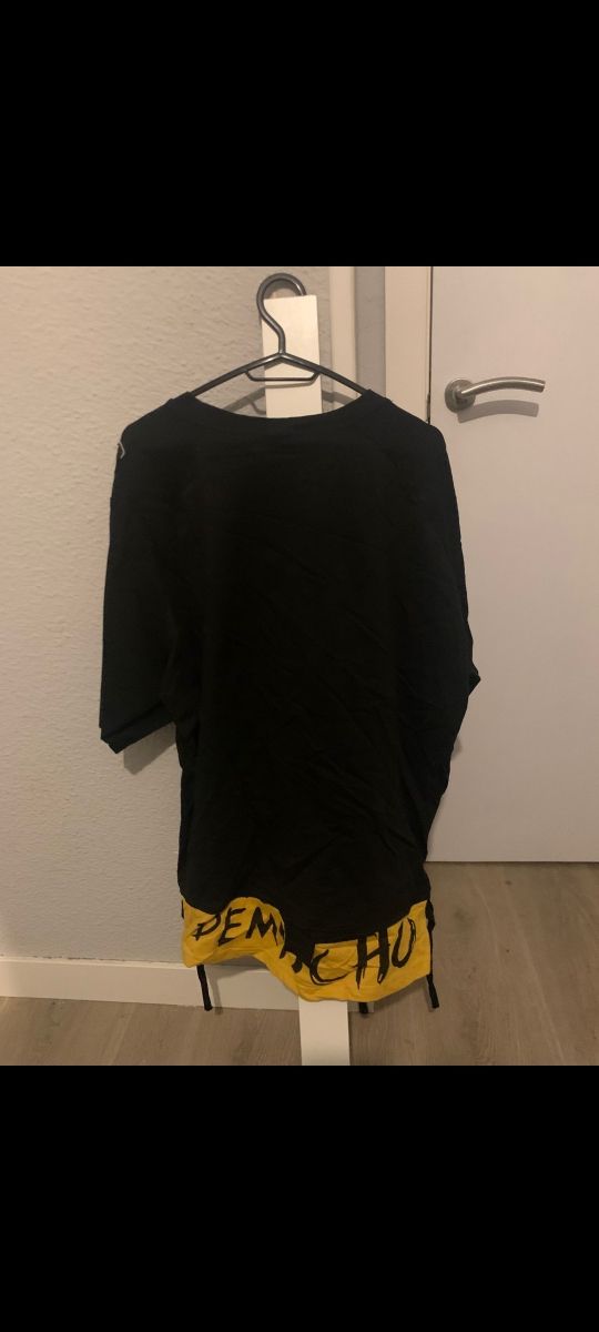 Camiseta negra con diseño de cara sonriente