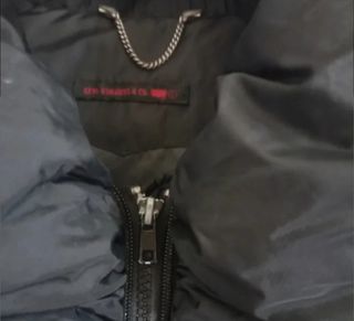 Plumas Levi's negro