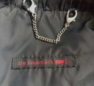 Plumas Levi's negro