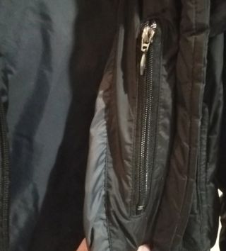 Plumas Levi's negro