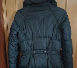 Plumas Levi's negro