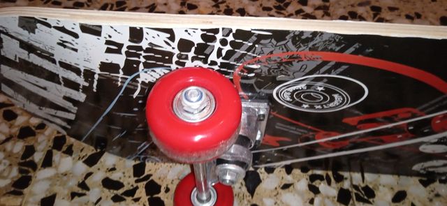 Monopatín Skate Negro con Ruedas Rojas