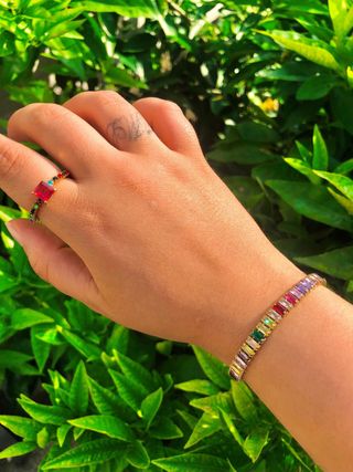 Pulseira dourada com pedras coloridas