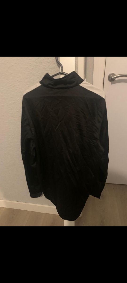 Chaqueta deportiva negra con detalles blancos