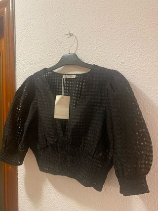 Pull & Bear Top Negro, mangas abullonadas. NUEVO