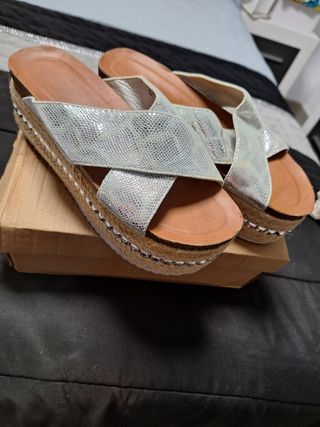 Sandalias cuña plateadas efecto serpiente 
