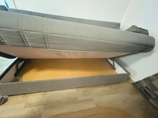 Sofá cama gris con arcón
