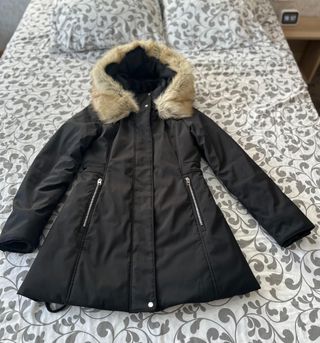 Parka Zara Negra con Capucha y Pelo