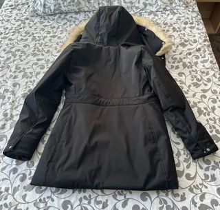 Parka Zara Negra con Capucha y Pelo