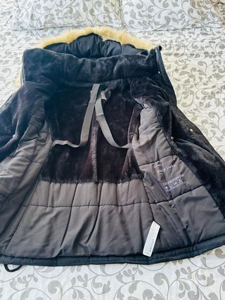 Parka Zara Negra con Capucha y Pelo