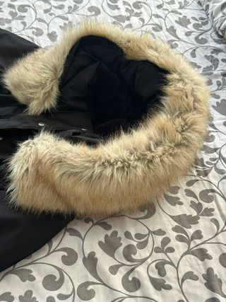 Parka Zara Negra con Capucha y Pelo