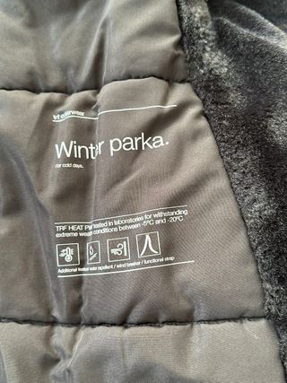 Parka Zara Negra con Capucha y Pelo