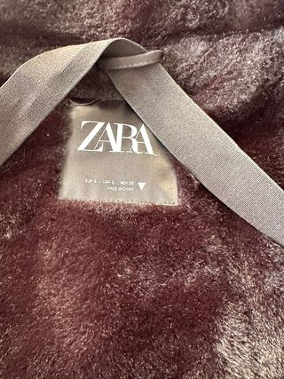 Parka Zara Negra con Capucha y Pelo