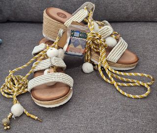 Sandalias cuña doradas con pompones