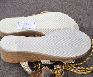 Sandalias cuña doradas con pompones