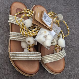 Sandalias cuña doradas con pompones