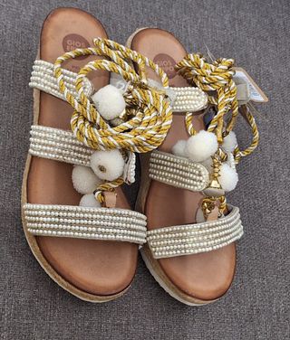 Sandalias cuña doradas con pompones