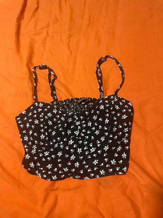 Top corto floral negro y blanco