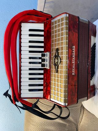 Acordeón Royal Standard 72 bajos
