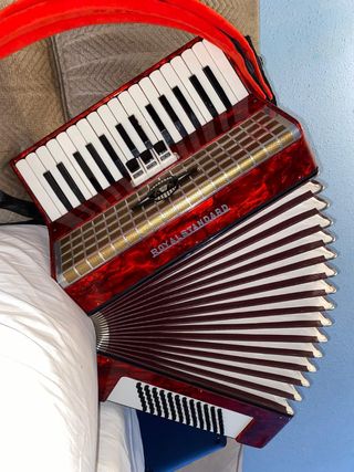 Acordeón Royal Standard 72 bajos