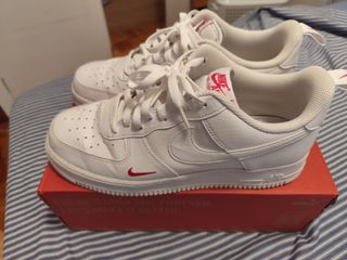 Nike Air Force 1 Blancas con Detalles Rojos