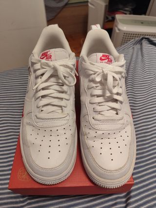 Nike Air Force 1 Blancas con Detalles Rojos