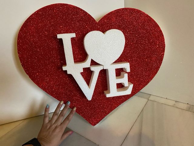 Corazón de corcho con letras LOVE