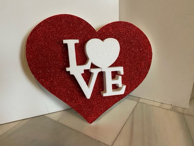 Corazón de corcho con letras LOVE