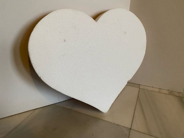 Corazón de corcho con letras LOVE