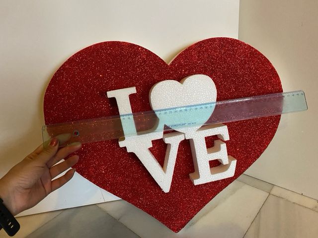 Corazón de corcho con letras LOVE