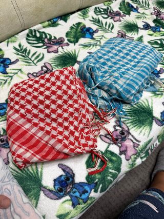 Pañuelos de cuello a cuadros y con flecos 