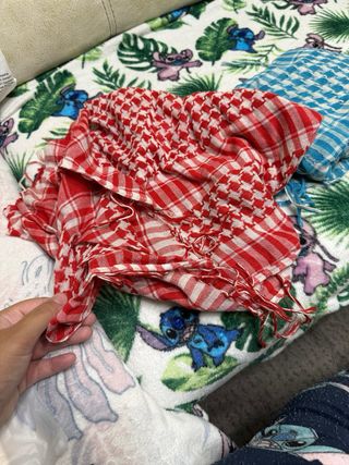 Pañuelos de cuello a cuadros y con flecos 