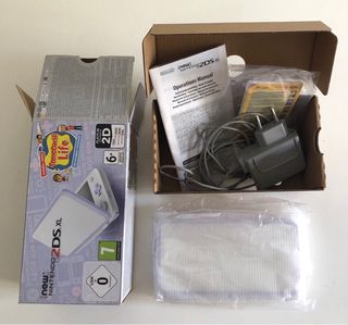 Nintendo 2DS XL Tomodachi Life