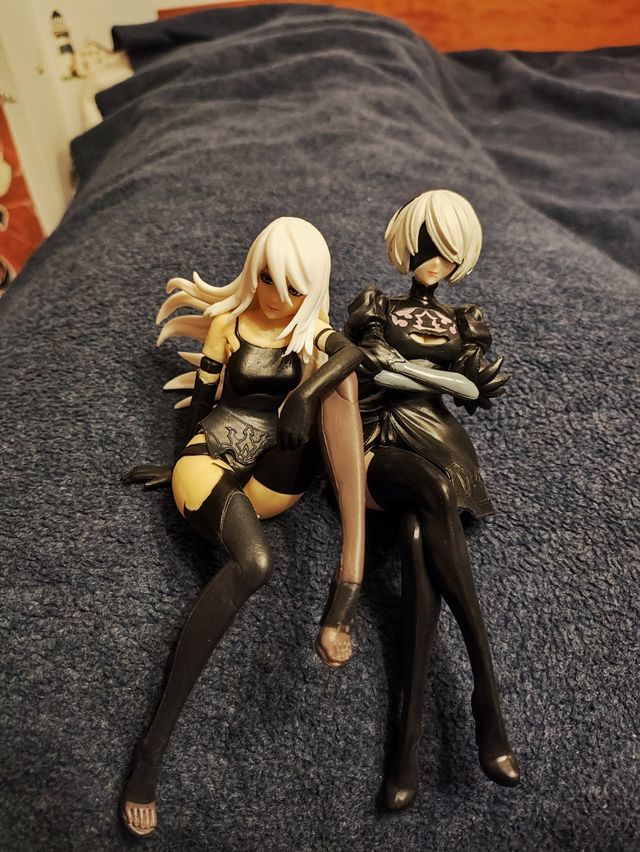 Figuras Nier Automata 2B y A2