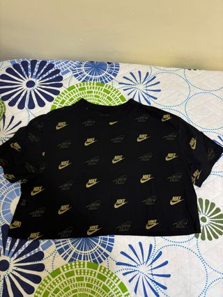 Camiseta Nike Negra y Dorada 