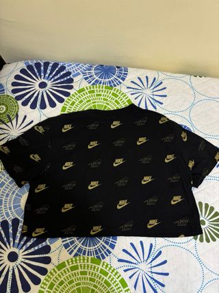 Camiseta Nike Negra y Dorada 