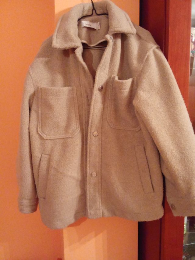Abrigo Bershka beige talla M