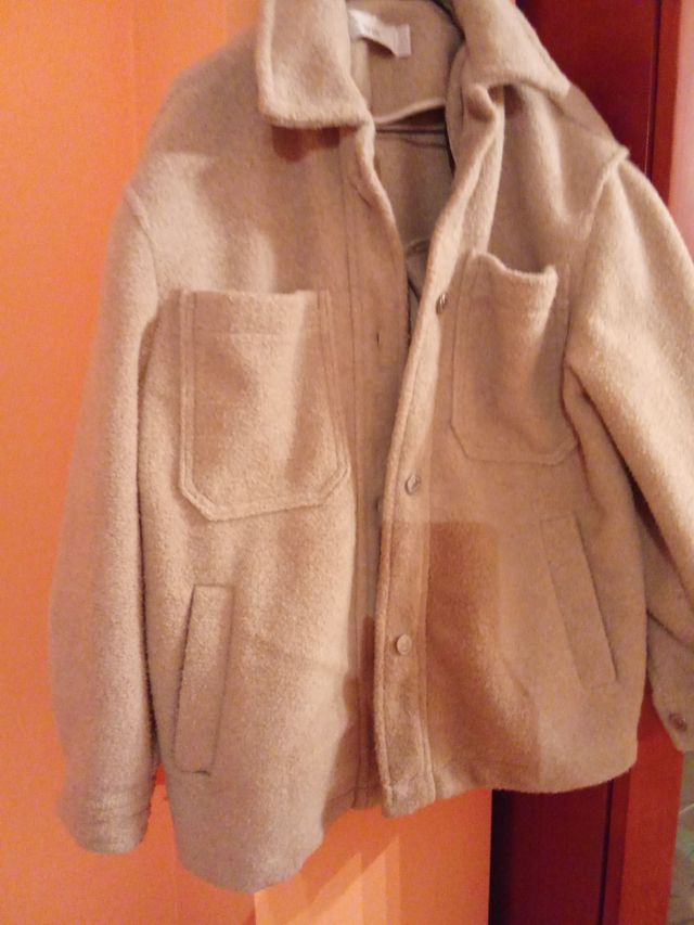 Abrigo Bershka beige talla M