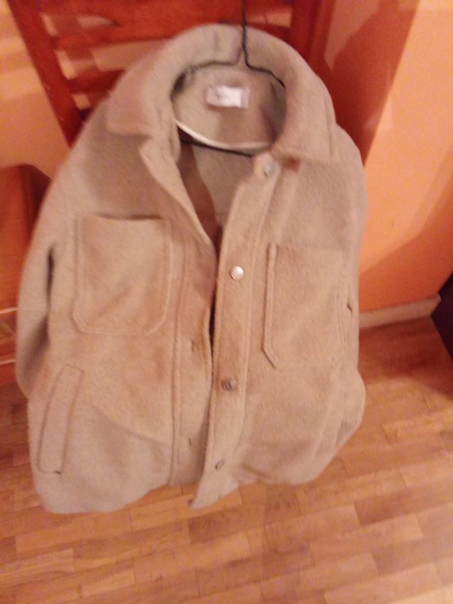 Abrigo Bershka beige talla M