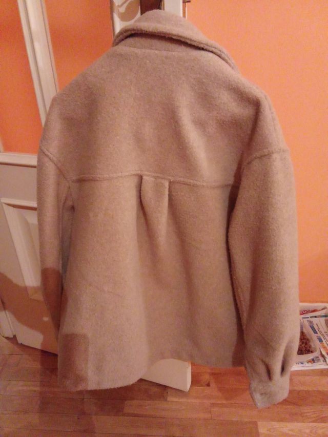 Abrigo Bershka beige talla M