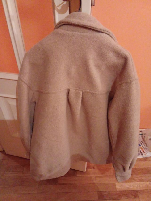Abrigo Bershka beige talla M