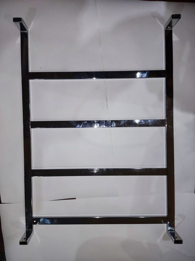 Toallero de metal plateado