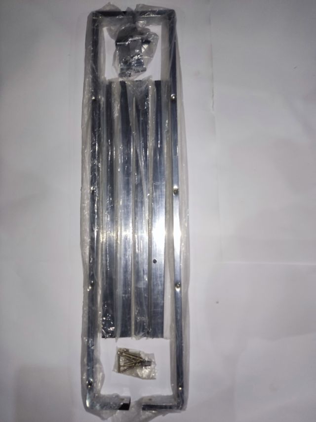 Toallero de metal plateado