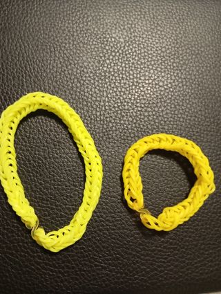 Dos pulseras de adulto y niño