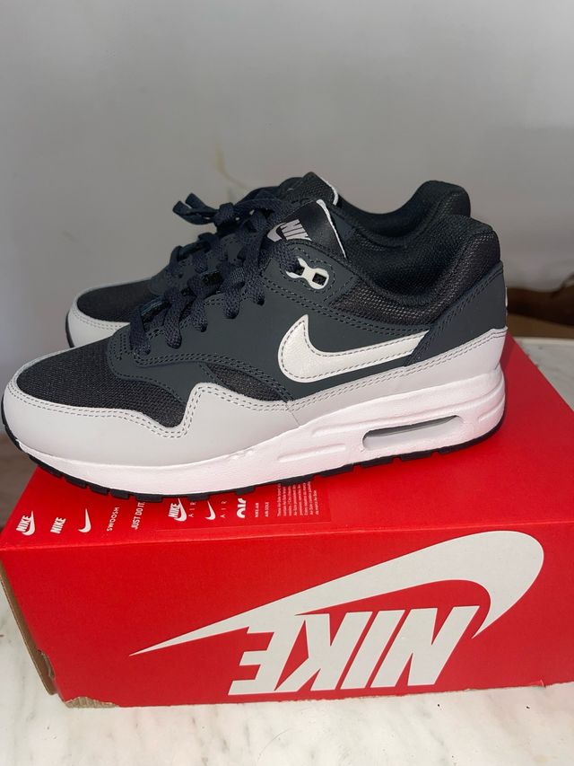 Nike Air Max 1 Gris y Blanco