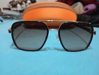 Gafas de sol Cartier negras y doradas