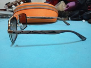 Gafas de sol Cartier negras y doradas